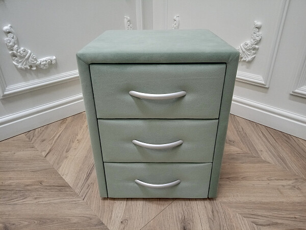 Прикроватная тумбочка с тремя ящиками зелёная Эстетика Velutto - изображение 1