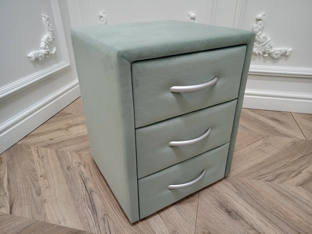 Прикроватная тумбочка с тремя ящиками зелёная Эстетика Velutto - изображение 2