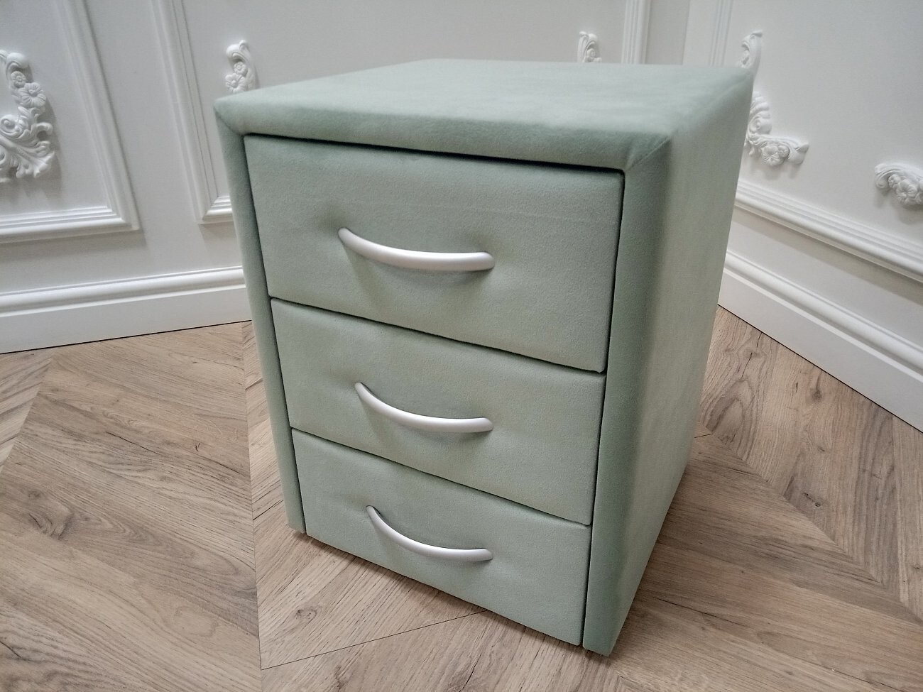 Прикроватная тумбочка с тремя ящиками зелёная Эстетика Velutto - изображение 4