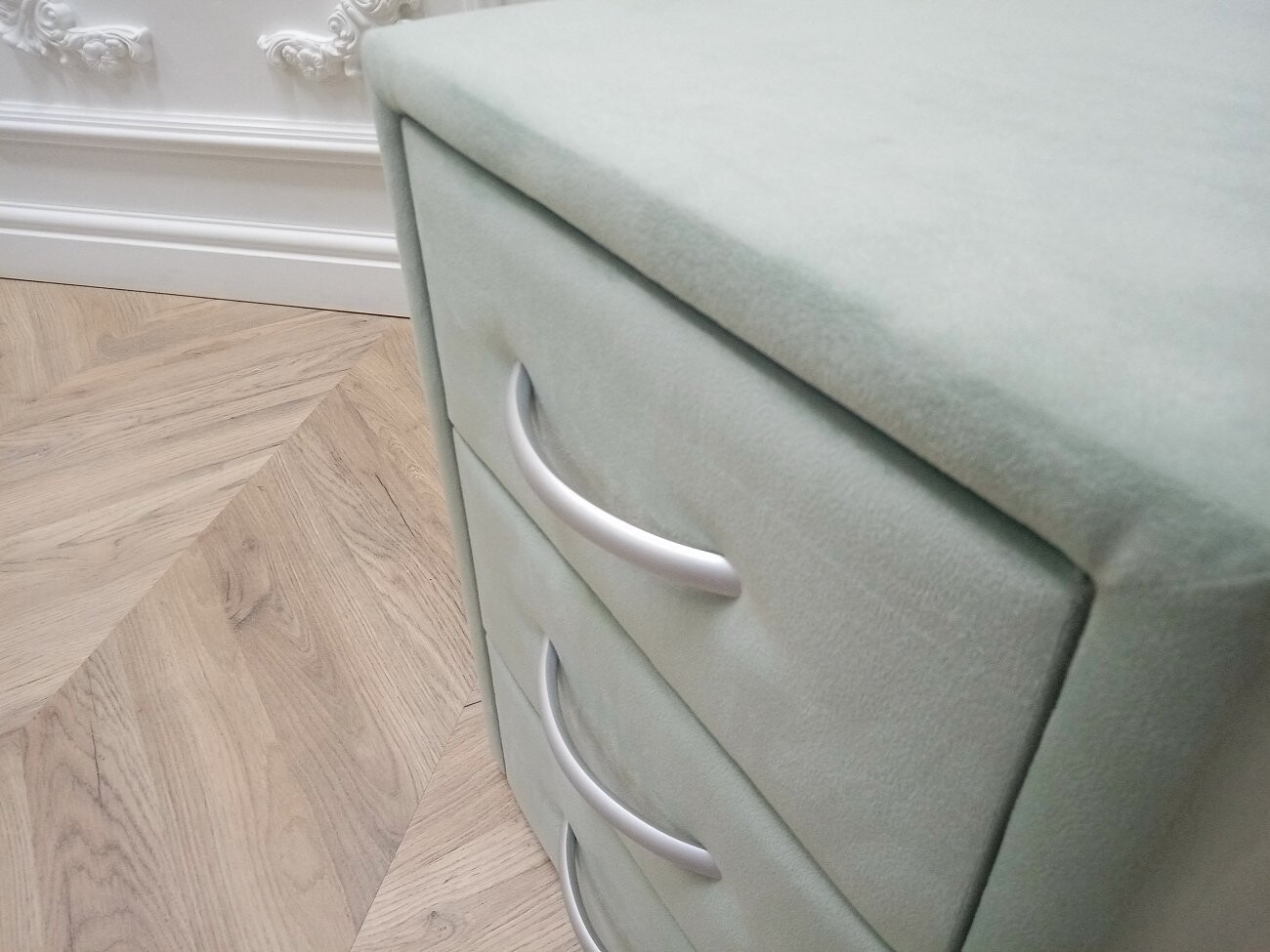 Прикроватная тумбочка с тремя ящиками зелёная Эстетика Velutto - изображение 6