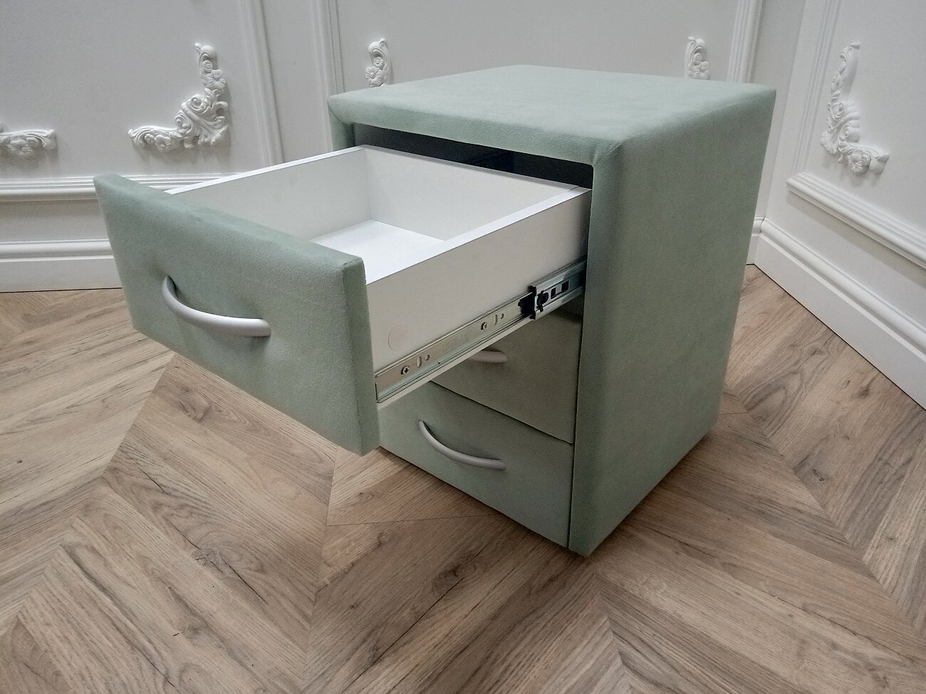 Прикроватная тумбочка с тремя ящиками зелёная Эстетика Velutto - изображение 7