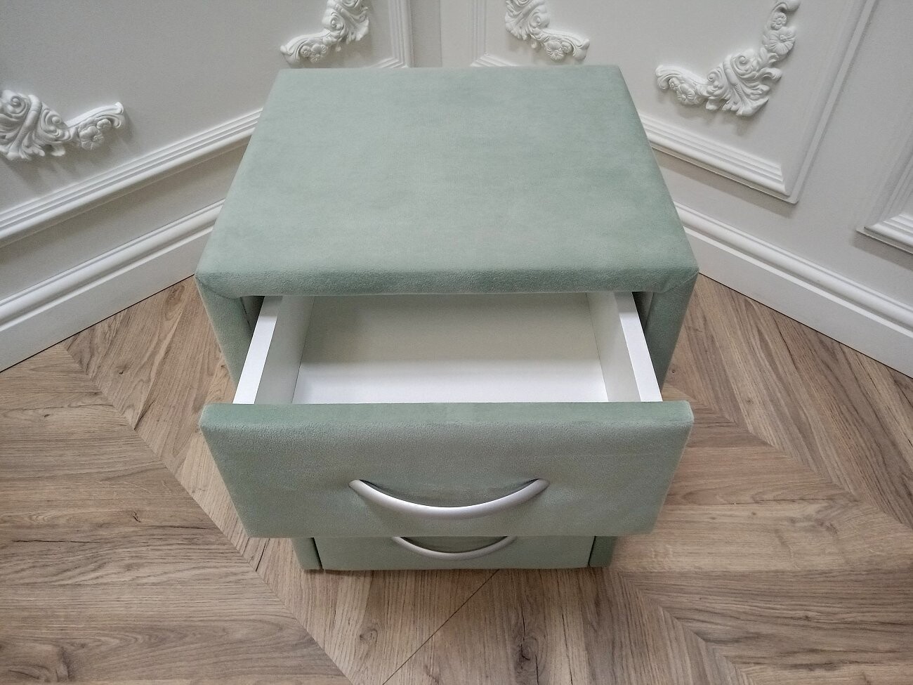 Прикроватная тумбочка с тремя ящиками зелёная Эстетика Velutto - изображение 8