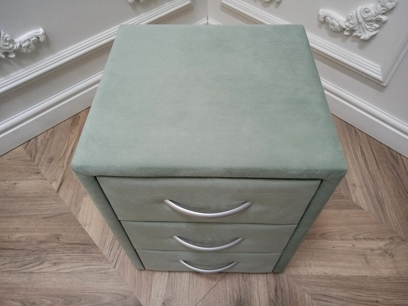 Прикроватная тумбочка с тремя ящиками зелёная Эстетика Velutto - изображение 9