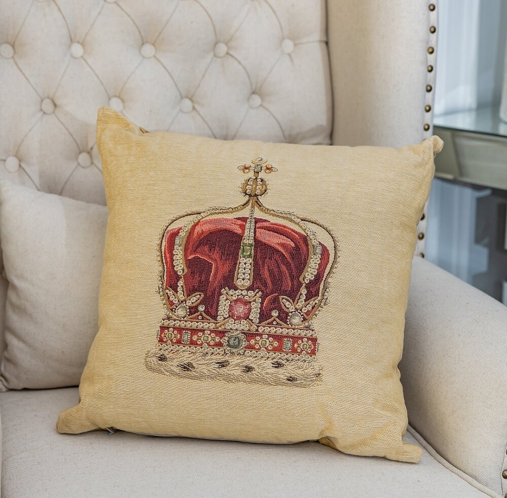 Подушка с картинкой короны Queen Crown Cream