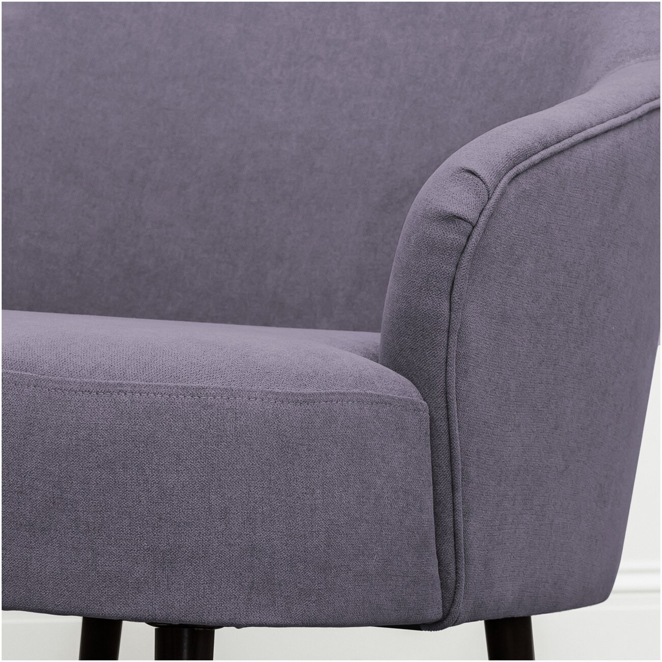 Кресло мягкое с подлокотниками на деревянных ножках сиреневое Karin - изображение 4