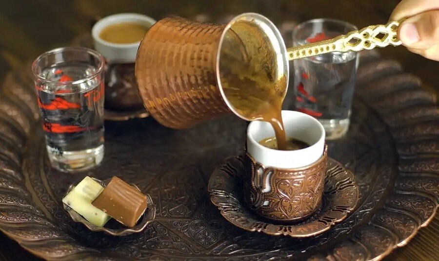 Подача приготовленного в турке кофе