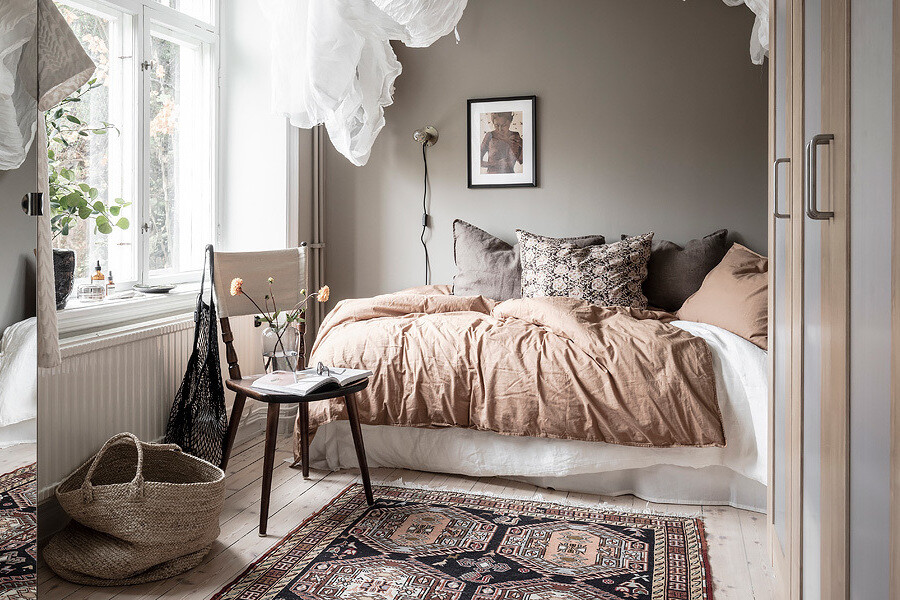 Украшаем спальню: как разложить подушки на кровати