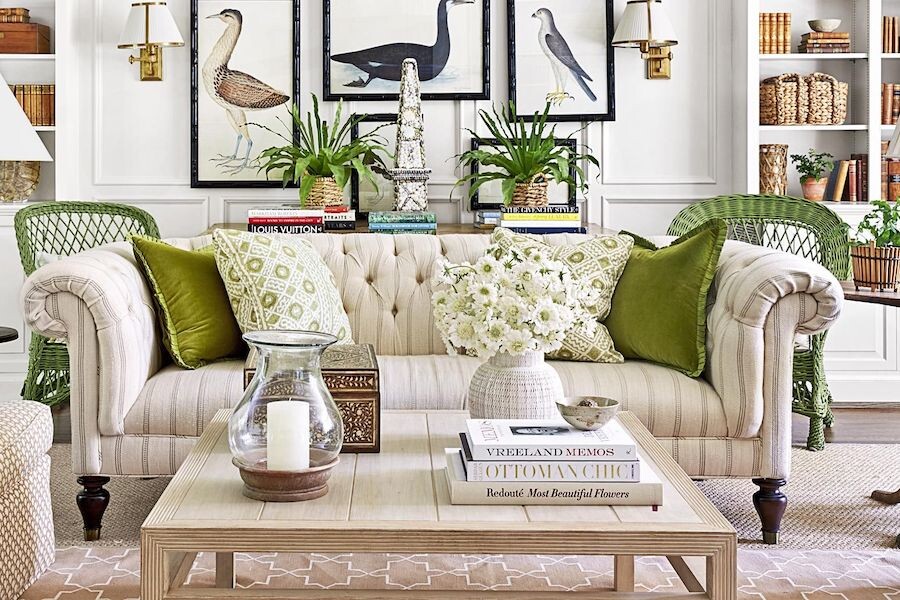 Стеганный диван цвета айвори в интерьере в стиле прованс