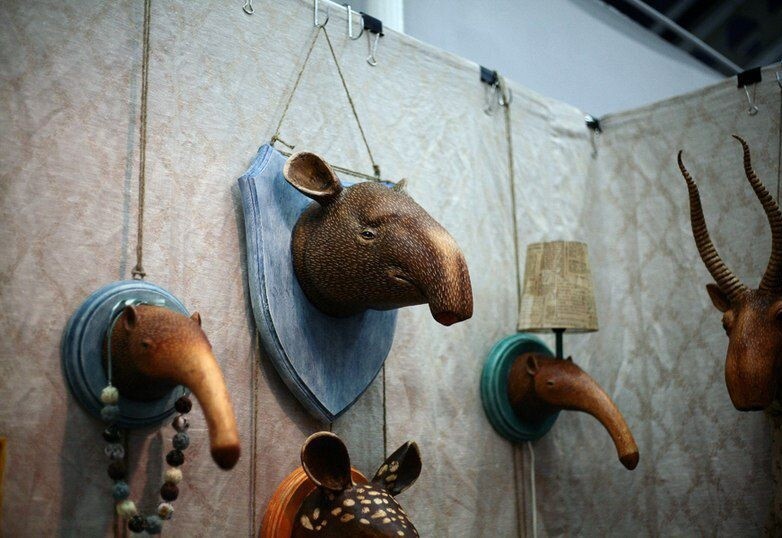Головы животных из пластика и папье-маше