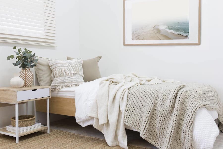 Как улучшить интерьер спальни с белой кроватью?