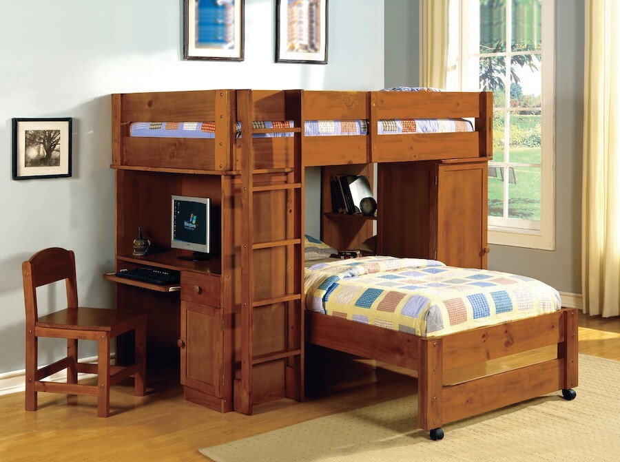 Двухуровневая кровать с двумя столами от Foa в спальне братьев (Finally Home Furnishings)