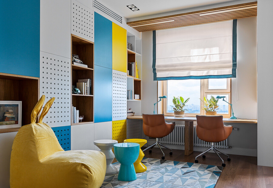 Удобный стол и офисные стулья для двух братьев (Elle Decoration)