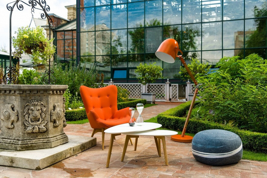 Уличная зона отдыха с элементами стиля mid-century modern
