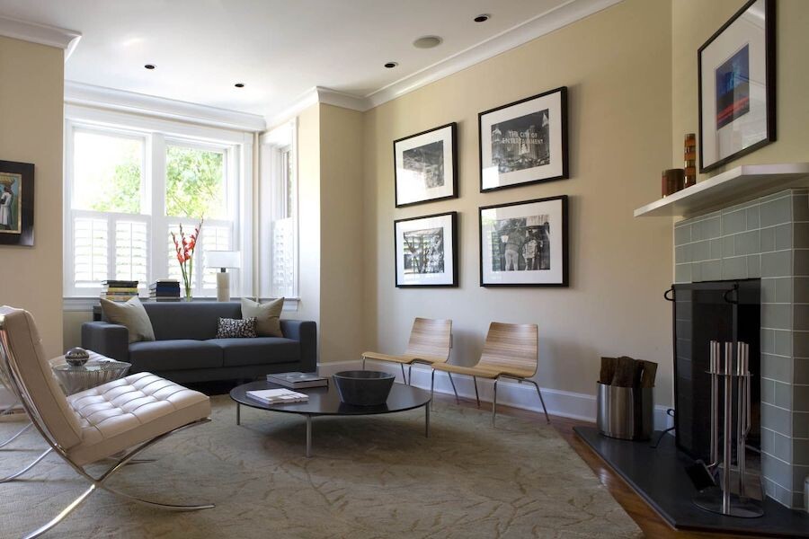 barcelona chair в интерьере в стиле mid-century modern
