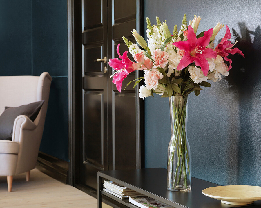 Как украсить комнаты искусственными цветами для домашнего интерьера: декорискусственными цветами в кухне, гостиной, спальне и ванной