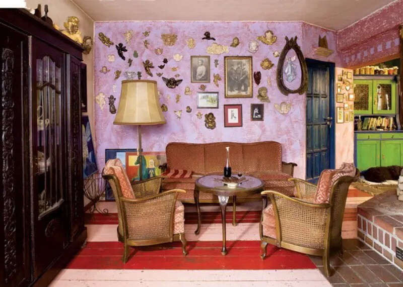 В углу гостиной некрасиво подобрав. Комната в ретро Советском стиле. Комната отдыха в ретро стиле. Интерьер со старой Советской мебелью. Интерьер с элементами ретро.