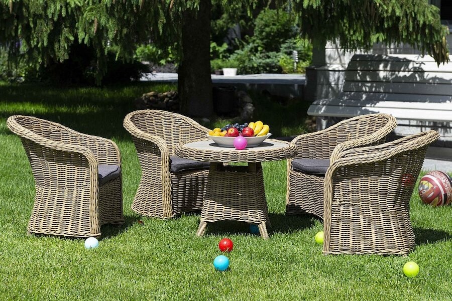 Плетеные шары – стильное оформление сада
