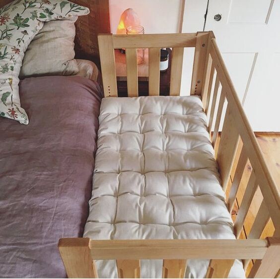 Детская кроватка приставная к кровати с маятником