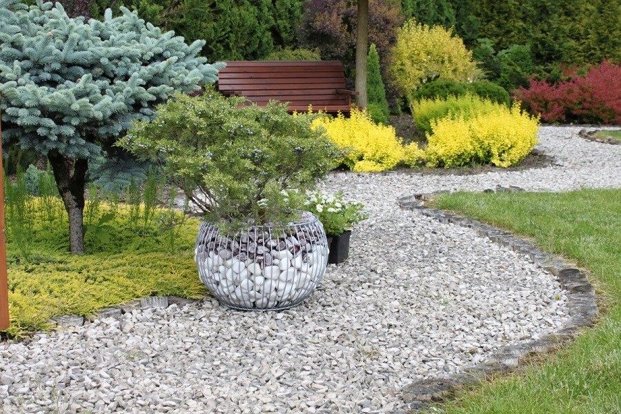 Камни в дизайне садового участка: какие выбрать и как использовать