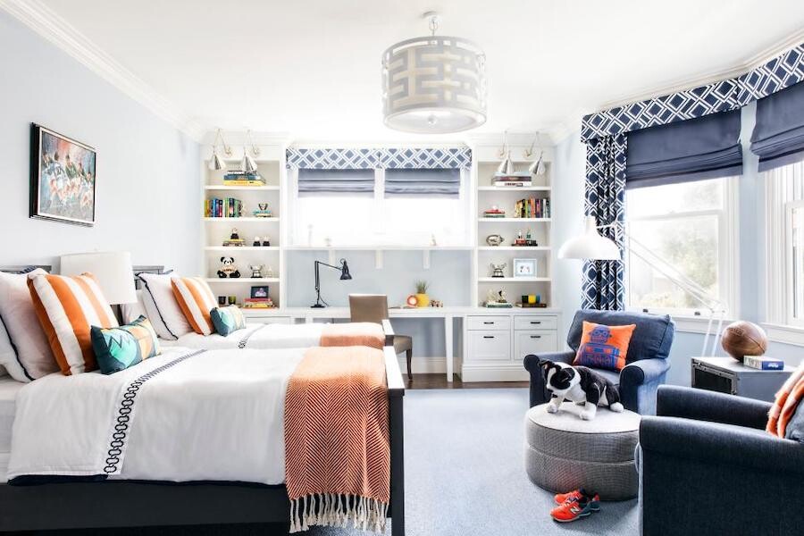 Отдельно стоящие кровати в большой детской двух мальчиков (HGTV)