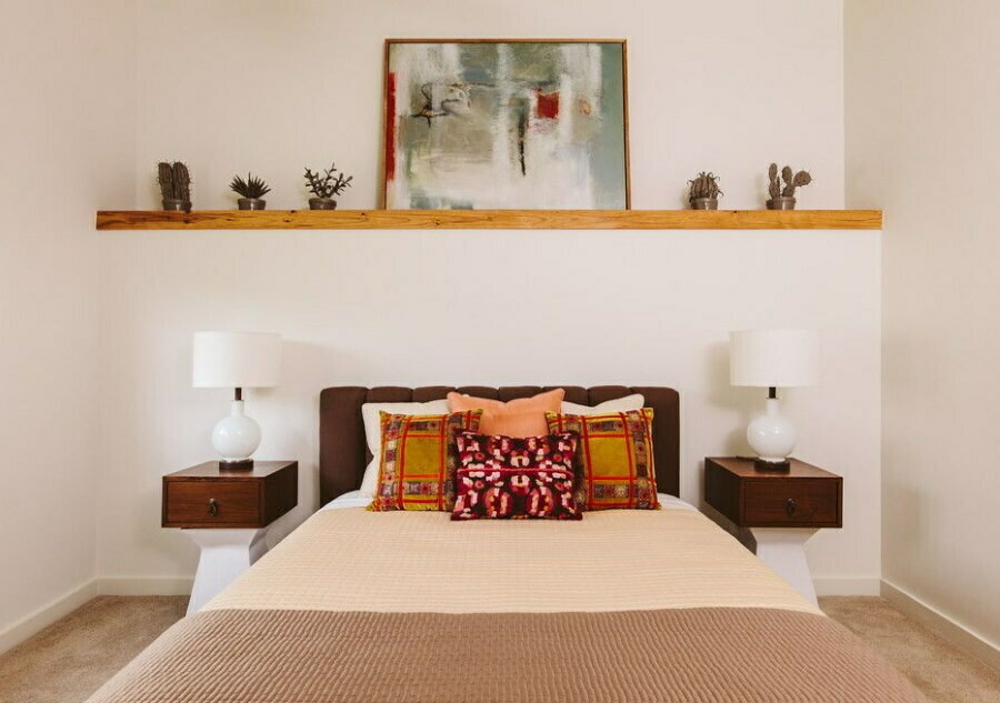Полки в спальне (34 фото): настенные полочки в интерьере, книжные навесные модели на стену