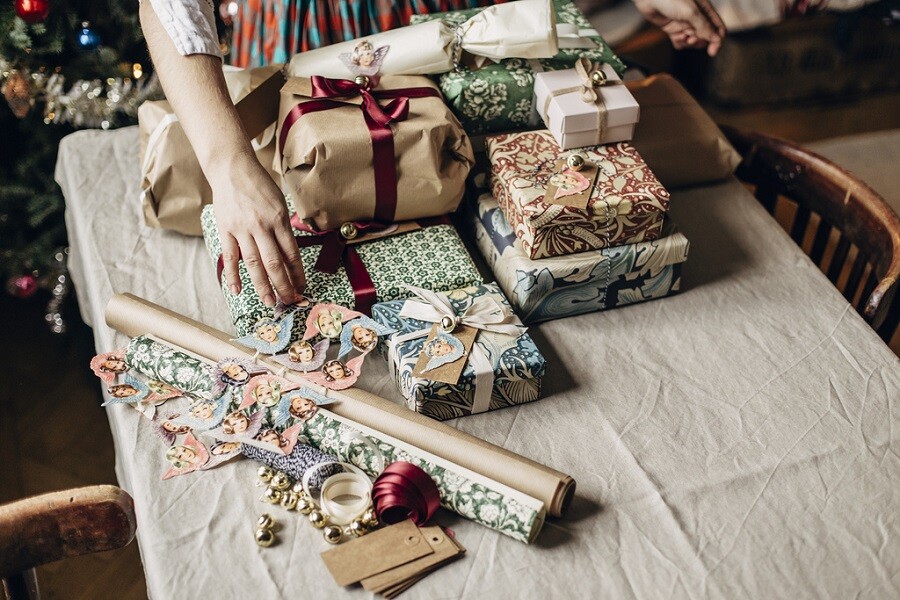 12 идей как красиво упаковать подарок на Новый год своими руками