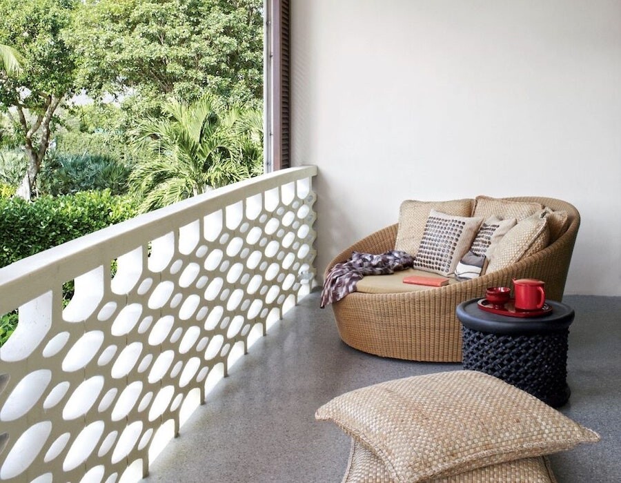 Текстиль в цвете айвори в интерьере открытого балкона
