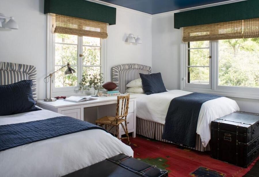 Стильный дизайн спальни для двух братьев (HGTV)