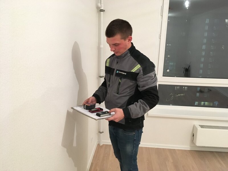 Приёмка квартиры экспертом с измерительными приборами
