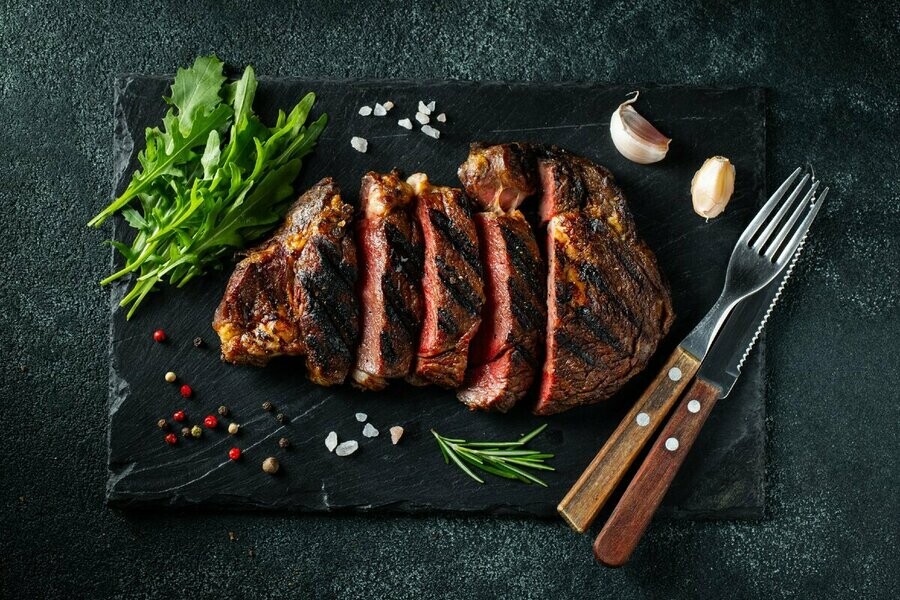 Подача мяса на каменном подносе