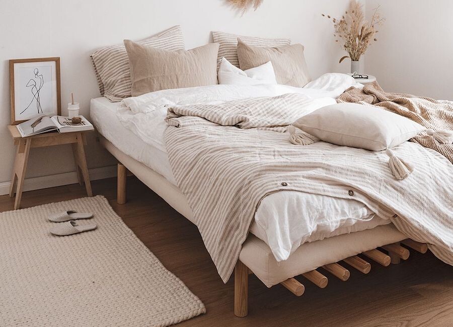 Льняное постельное белье в оттенке айвори в интерьере спальни в стиле бохо