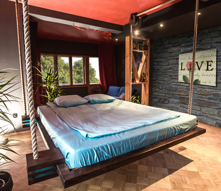 Подвесные кровати к потолку: фото конструкции, плюсы и минусы изделий, типы подвесов