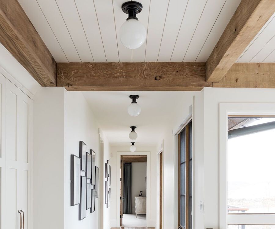 Материалы отделки потолка в деревянном доме и выбор дизайна