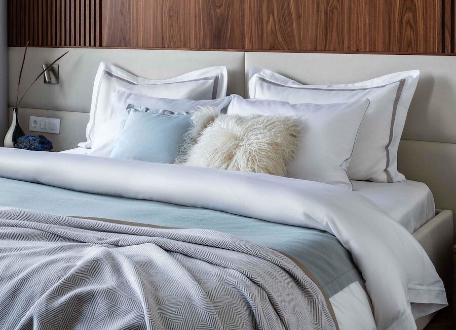 Украшаем спальню: как разложить подушки на кровати