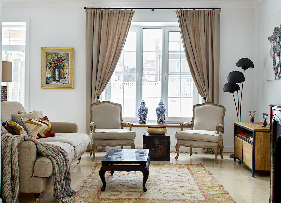 Кресла цвета айвори в интерьере классического стиля, фото С. Ананьев