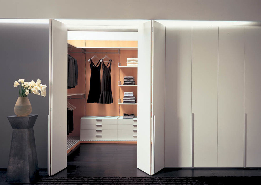 Какая может быть гардеробная в прихожей: с раздвижными дверями, угловая, встроенная, маленькая, узкая, зеркальная - все современные дизайн-проекты