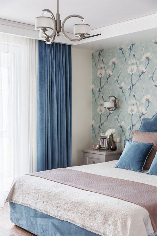 Эффектный синий текстиль в спальне