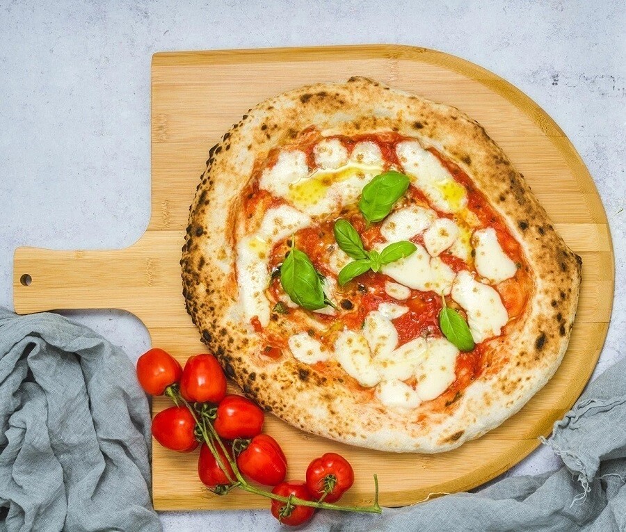 Пицца на бамбуковой доске