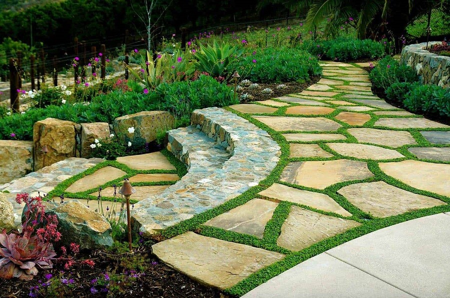 Крутые садовые дорожки из природного камня: 8 идей для вдохновения