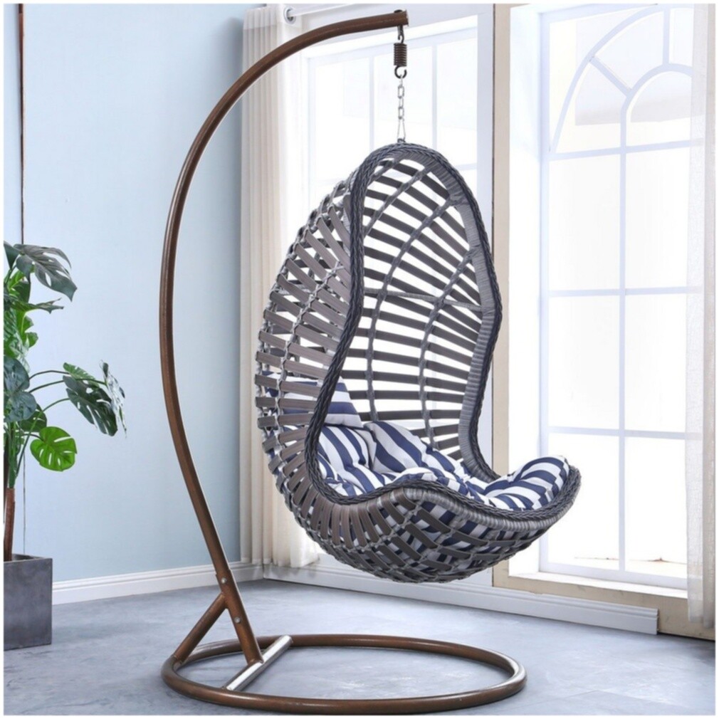 Кресло-кокон подвесное из искусственного ротанга с имитацией под кожу серое с синей подушкой