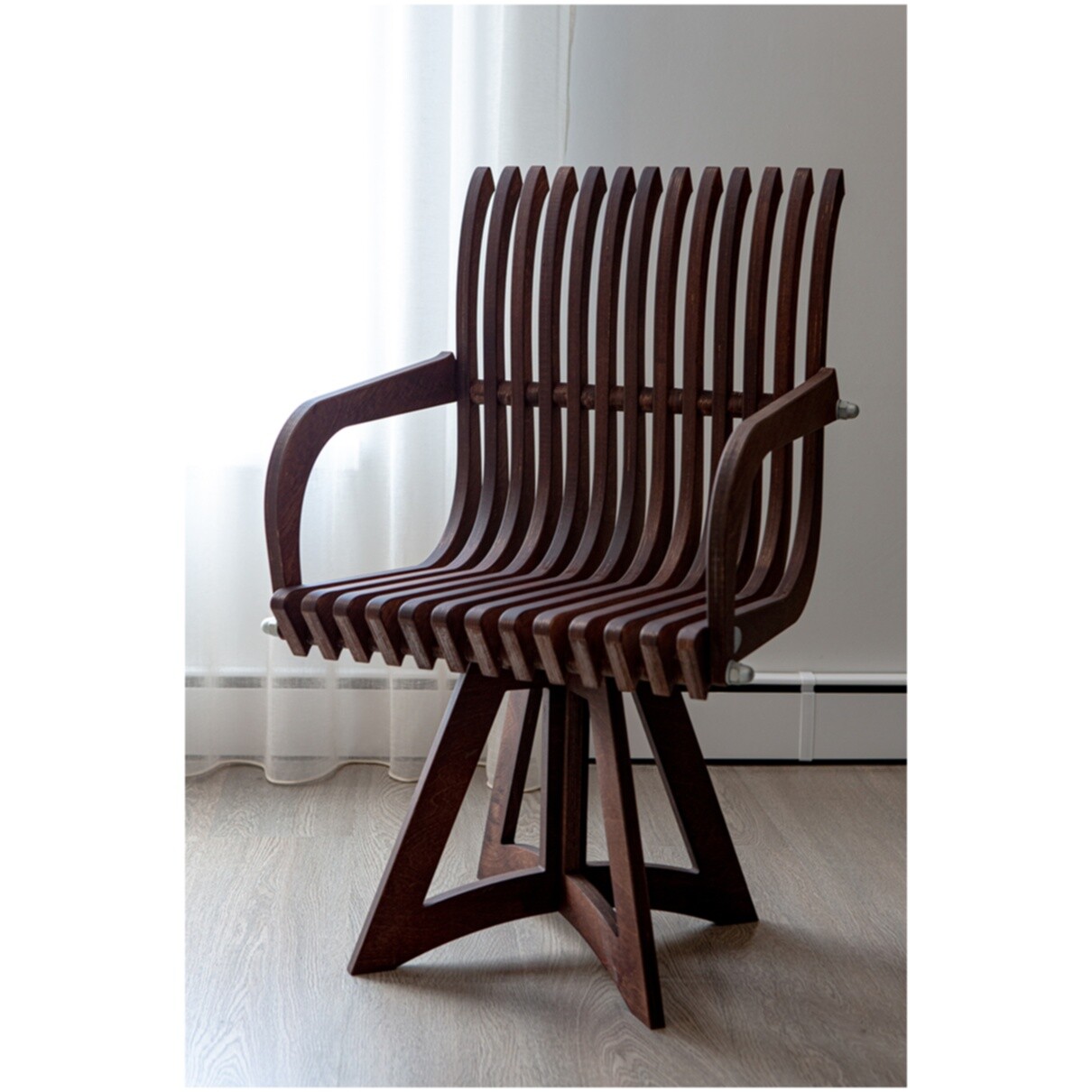 Деревянное кресло с подлокотниками коричневое SE_03