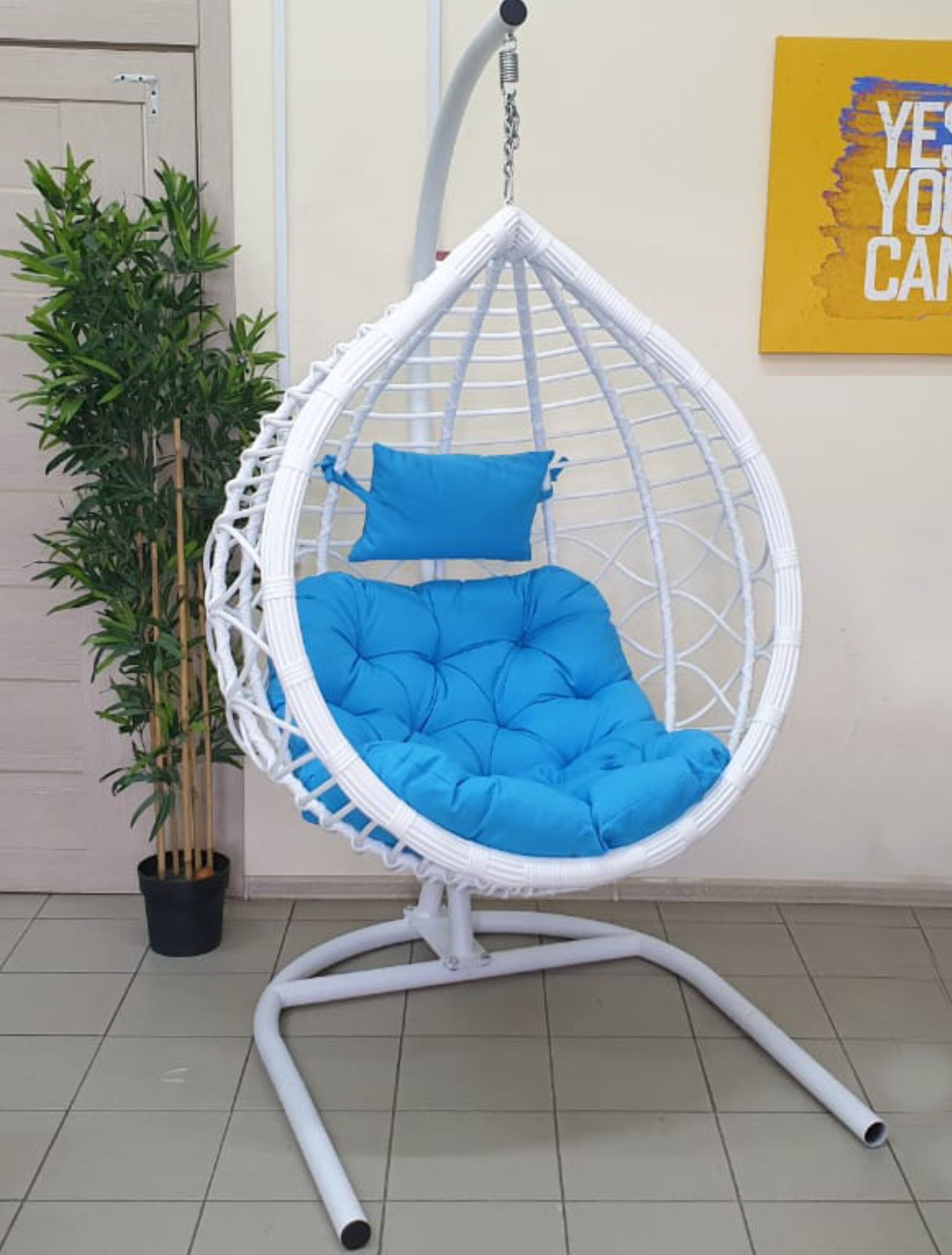 Кресло-капля подвесное круглое c голубой подушкой белое Veil2