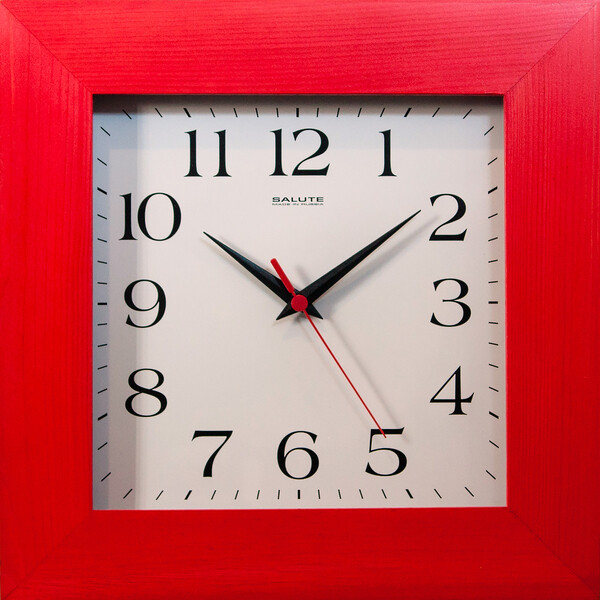 Часы настенные деревянные 35х35 см ярко-красные