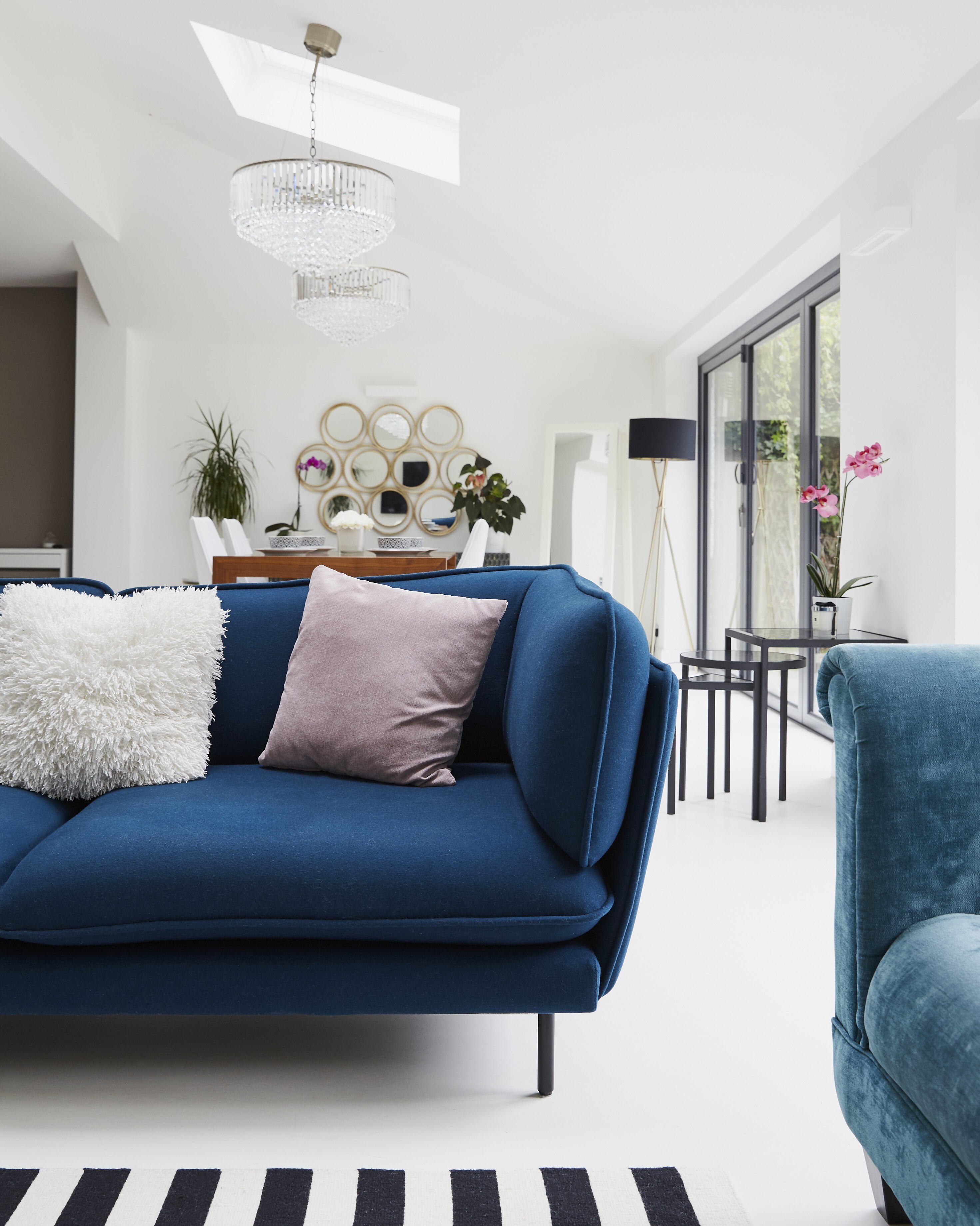 Гостиная с синим диваном дизайн интерьера фото