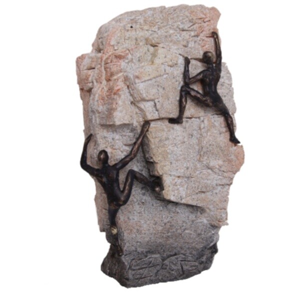Статуэтка из полисмолы 30х18 см коричневая Climbing decoration-B