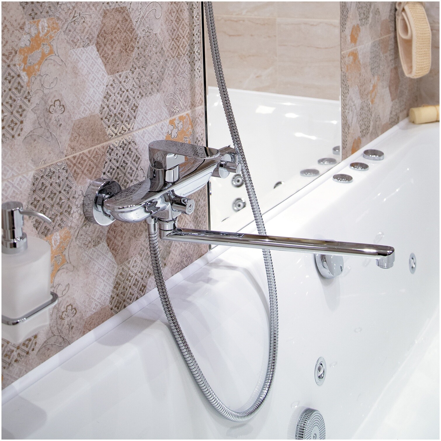 Смеситель для ванны с изливом из латуни хром Wasserkraft 5802L