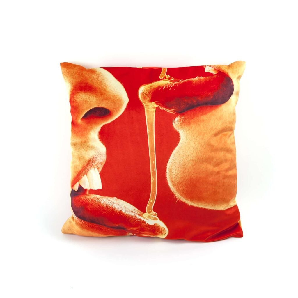 Подушка декоративная квадратная 50х50 см красная с рисунком Toiletpaper Honey