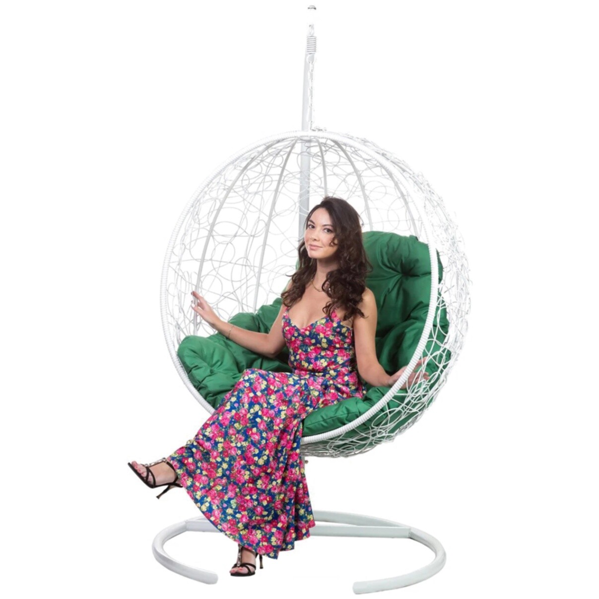 Кресло-кокон подвесное плетеное с зеленой подушкой на металлической стойке белое Kokos G