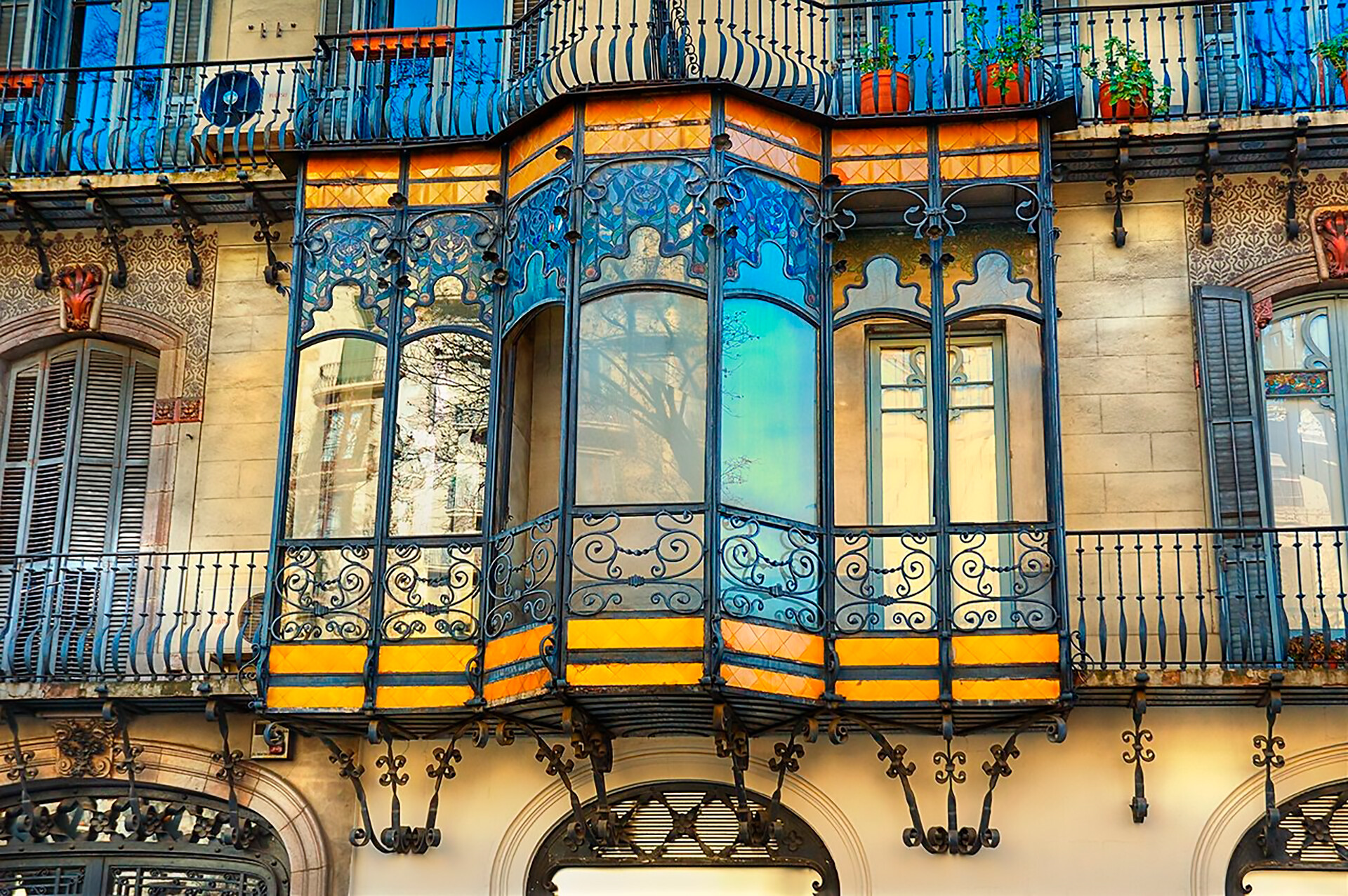 Традиции модерна. Балкончики Барселоны. Балкончики в стиле Модерн в Испании. Барселона арт нуво. Барселона балконы Модерн.