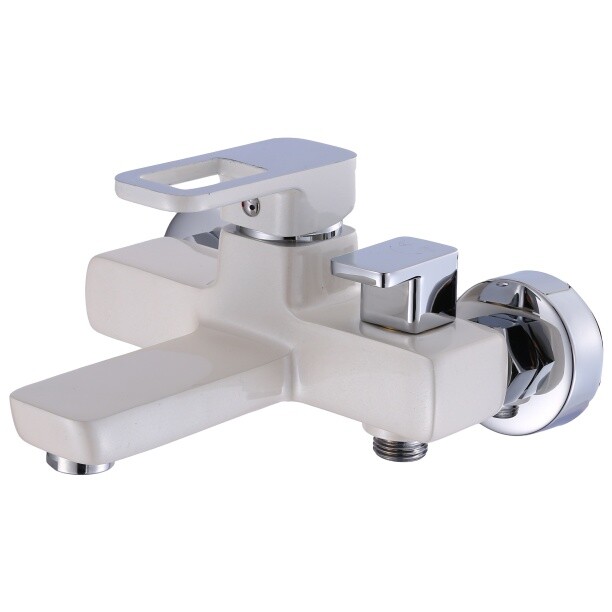 Смеситель для ванны с душевой лейкой и коротким изливом белый D-Lin D130366-C